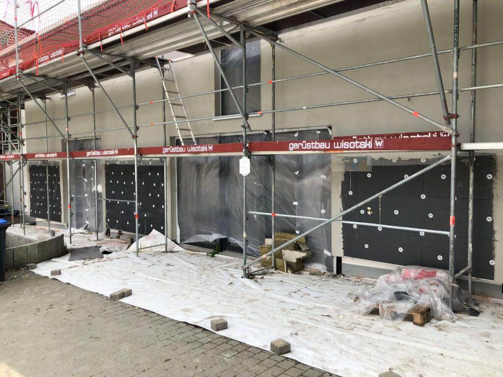 Fassade eingerüstet - Dämmung